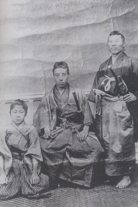 高杉晋作（中央）と伊藤博文（右）