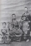 高杉晋作（中央）と伊藤博文（右）