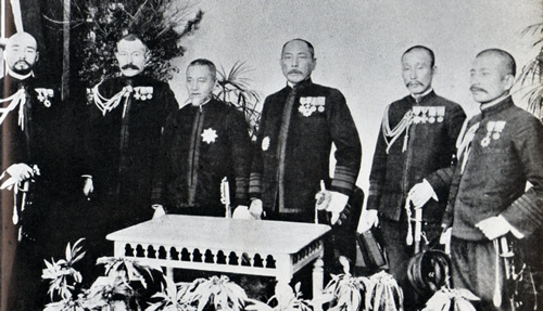 日露戦争連合艦隊幹部。（右から秋山真之、加藤友三郎、上村彦之丞、東郷平八郎、島村速雄、舟越楫四郎）