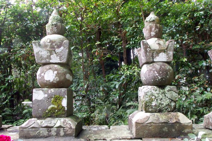 井伊直虎と井伊直親の墓（右・直虎、左・直親、静岡県浜松市の龍潭寺）